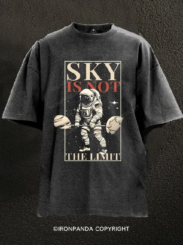 T-Shirt-Slogan-Sky Is Not The Limit Astronaut Deadlifting Washed Gym Shirt